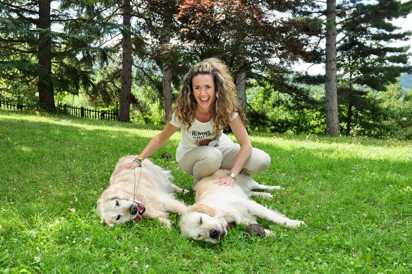 Michela con i suoi Golden Retriever sul prato di casa